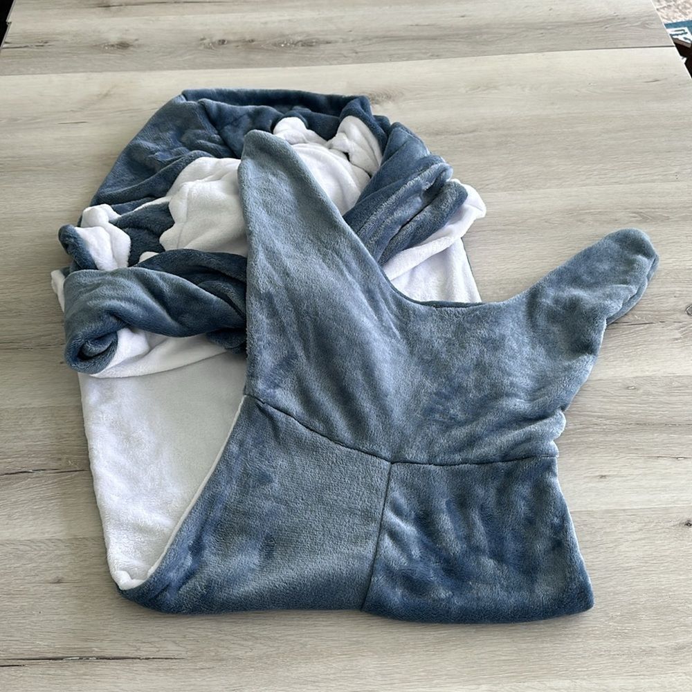 Cozy Shark‎ Blanket Blue/White OS NWT - Picture 6 of 9